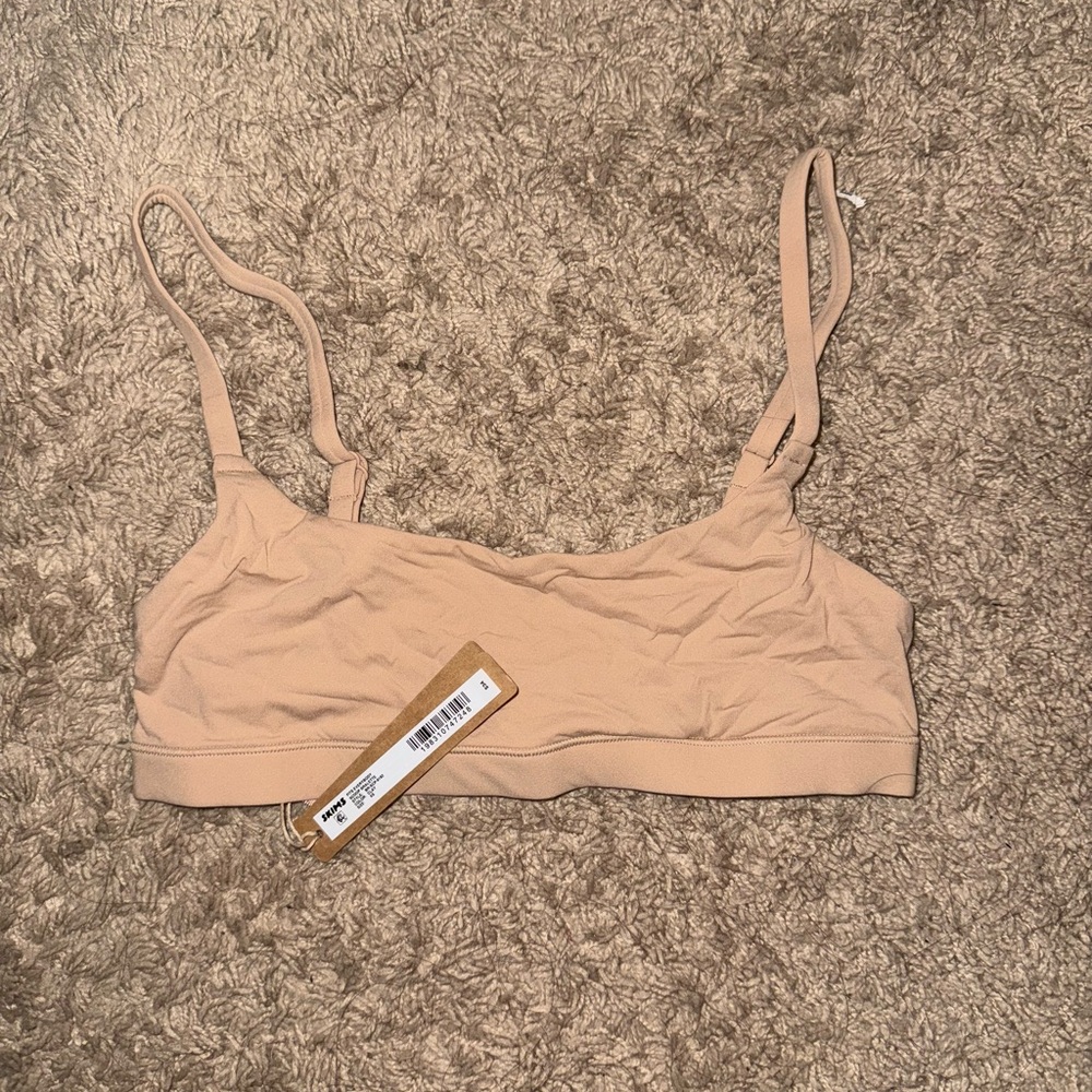 SKIMS Fits Everybody Scoop Bralette in color Clay XS